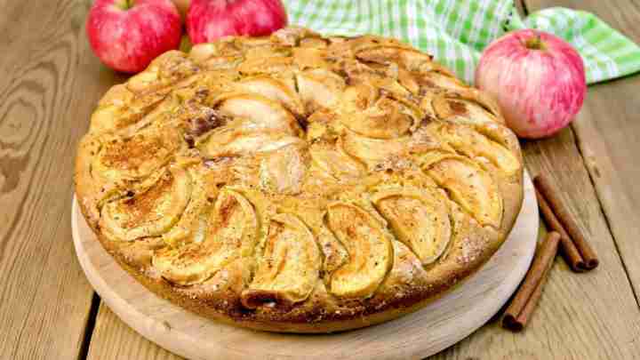Як приготувати шарлотку з яблуками смачно?