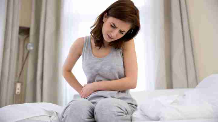 У дівчини болить живіт: можливі причини, як діяти
