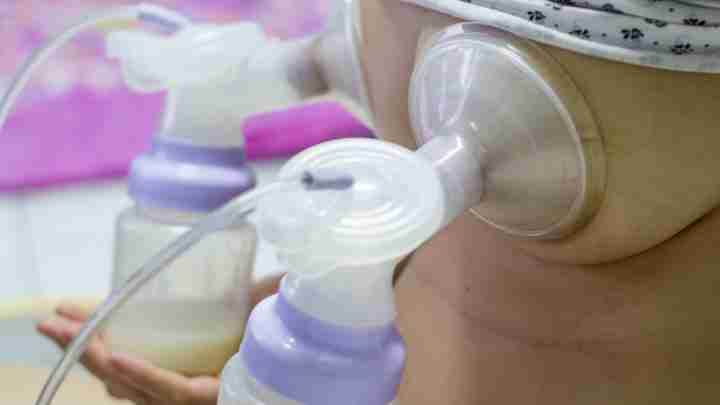 Як правильно сцежувати грудне молоко? Техніка сцежування грудного молока руками і молоковідсмоктувачем