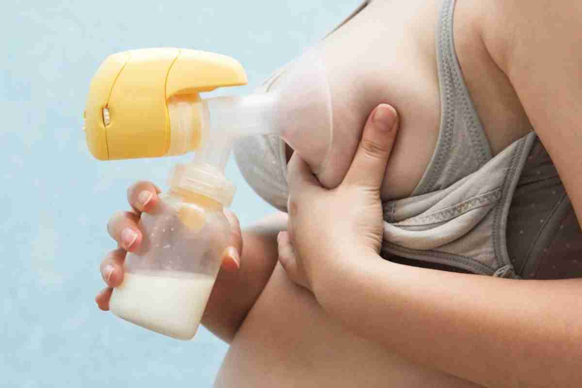 Тече молоко з грудей: причини і що робити