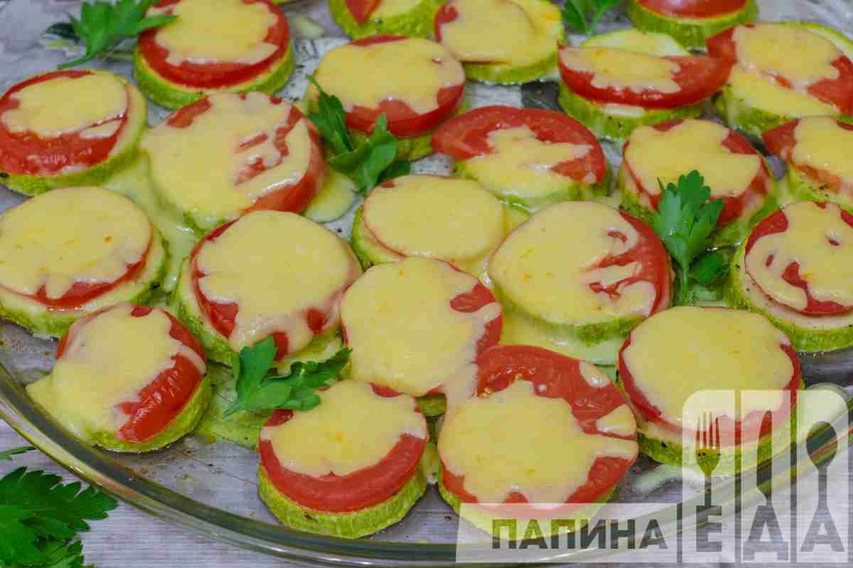 Кабачки в духовці з помідорами і сиром