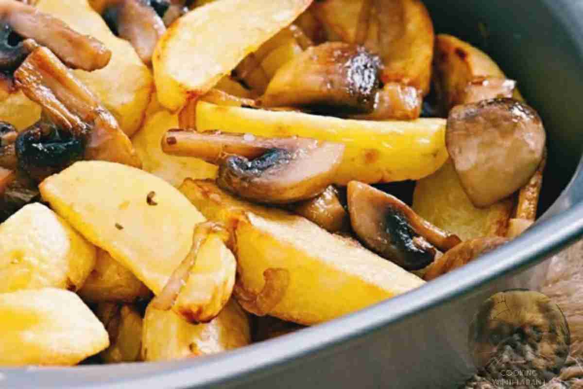 Картопля з грибами на сковороді