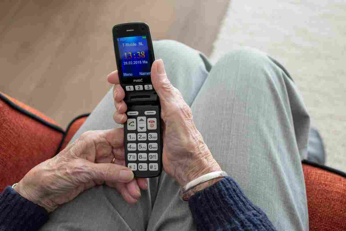 Мобільний телефон для літніх людей. Як вибрати телефон для бабусі