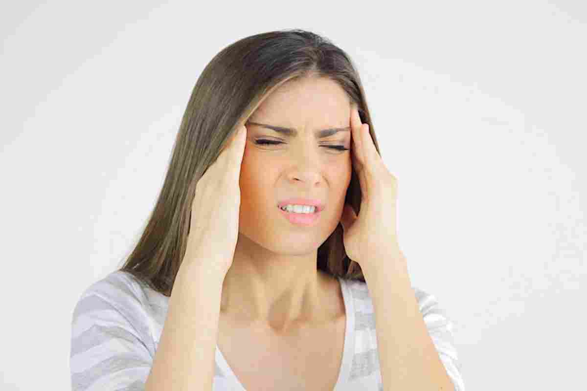 Болить шкіра голови при дотику: причини та лікування