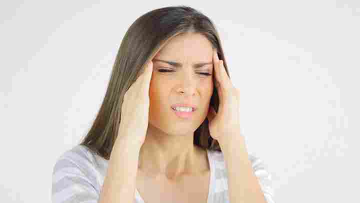 Болить шкіра голови при дотику: причини та лікування