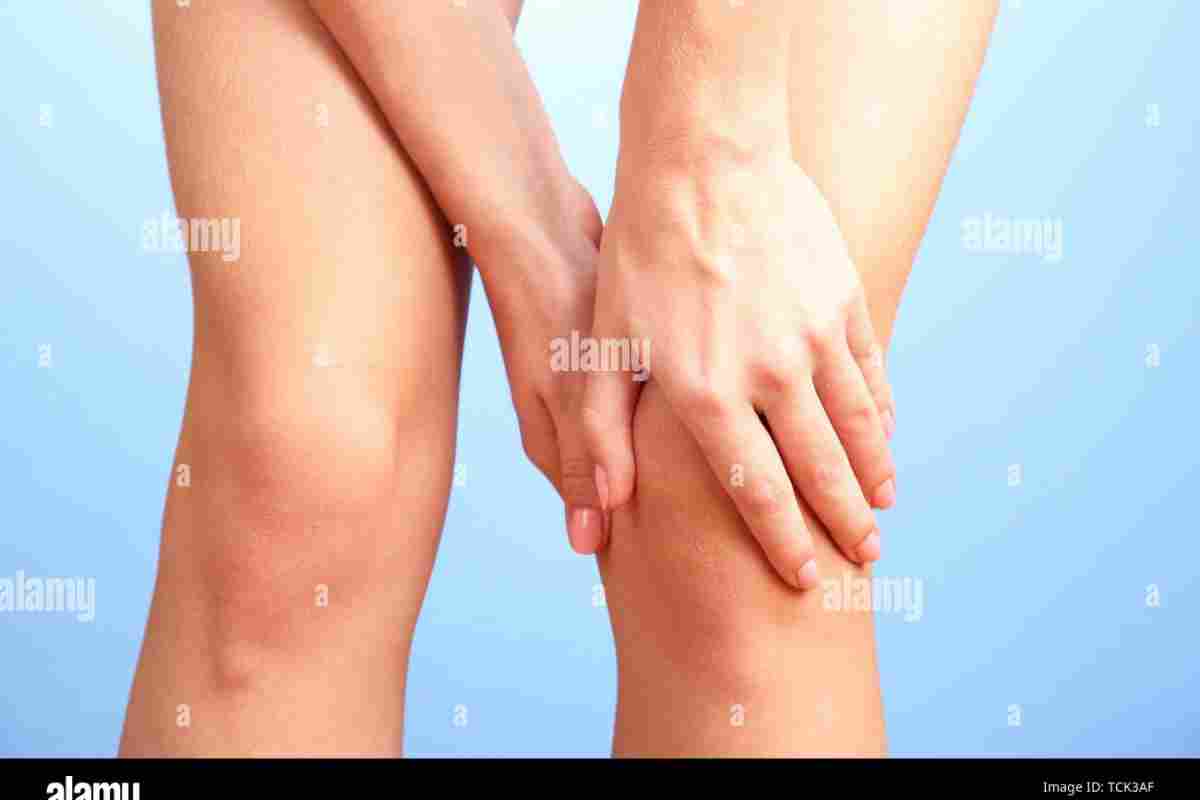 Чому хрустить коліно при згинанні? Причини і лікування