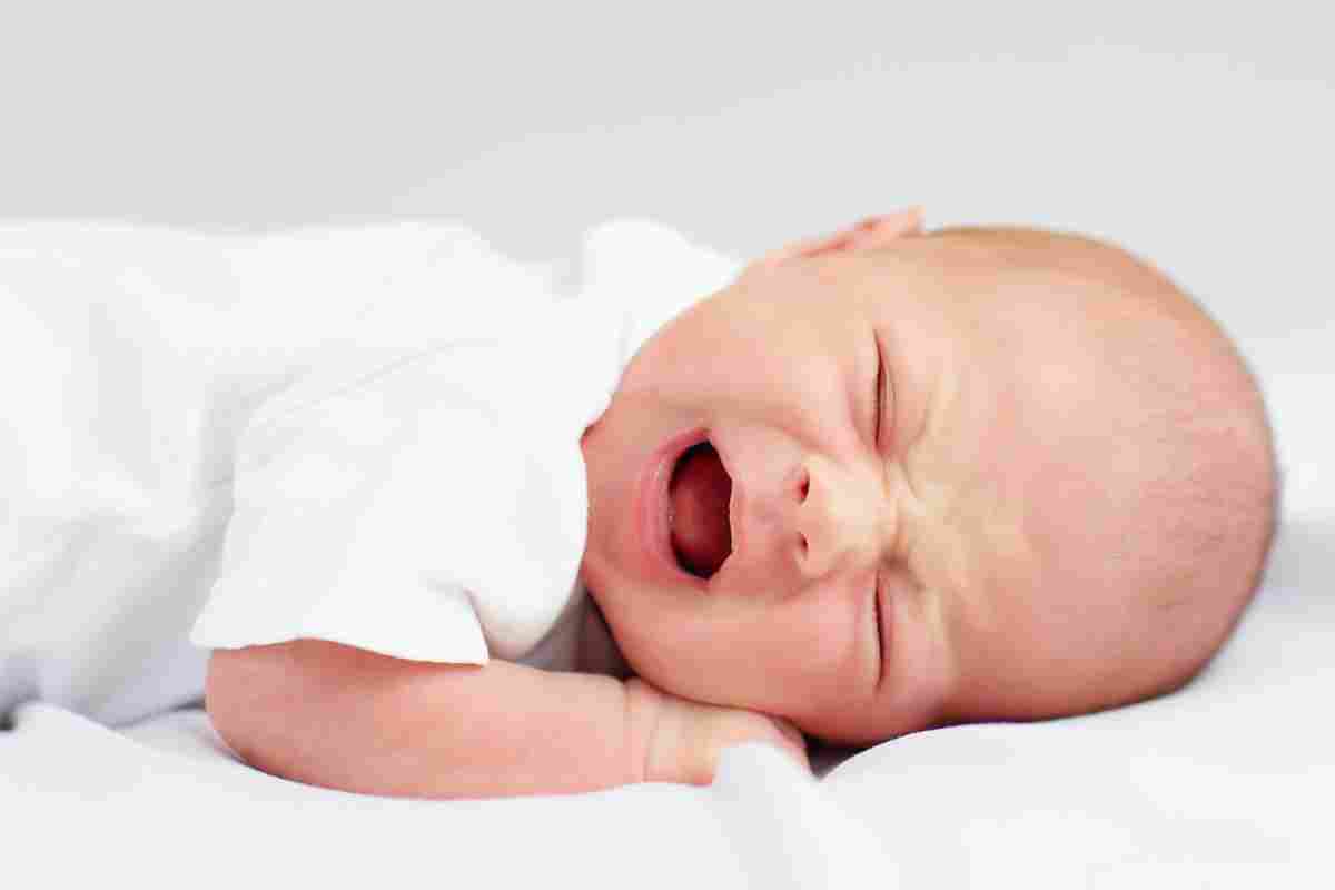 Коли проходять коліки у новонароджених? Як їх усунути?