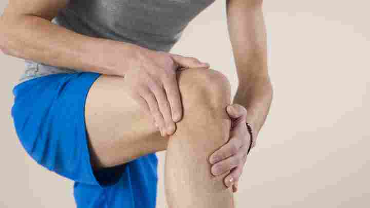Чому хрустять коліна? Найпоширеніші причини