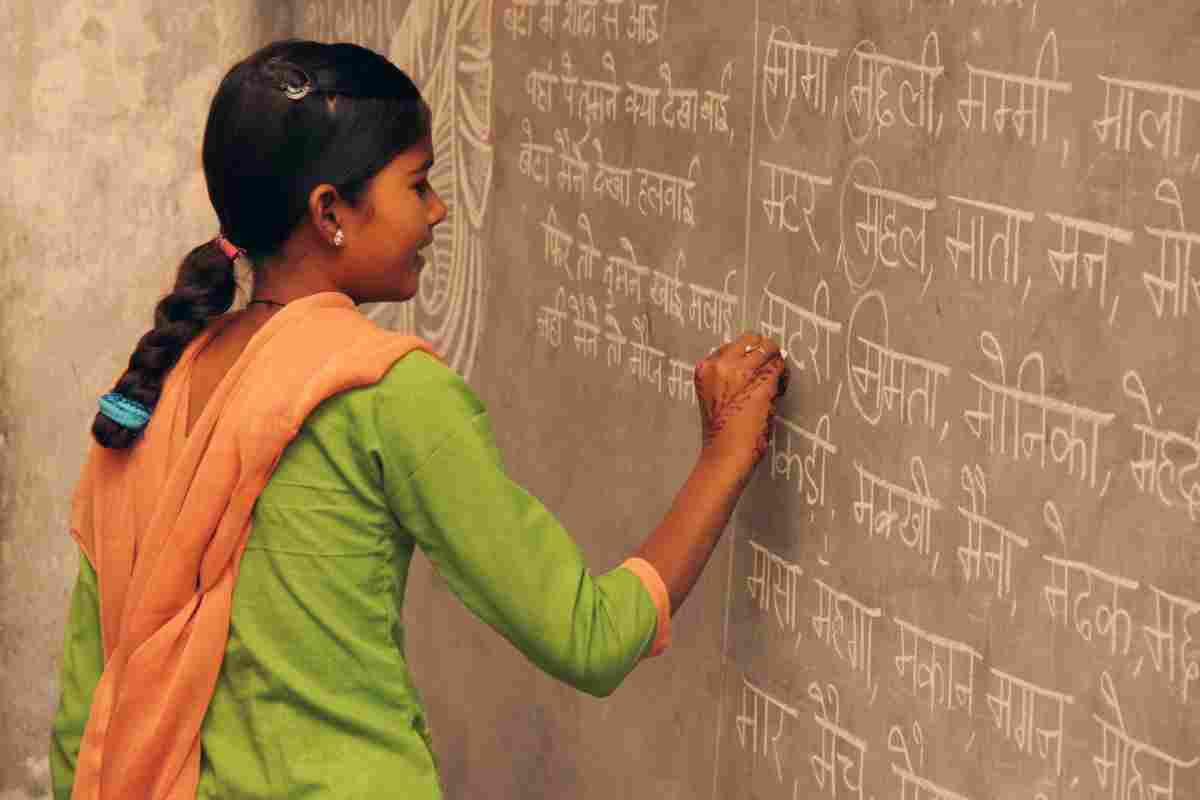 Говорять трьома основними індоарійськими мовами і безліччю їх діалектів. Головні мови - це циганська, домарі і ломаврен.