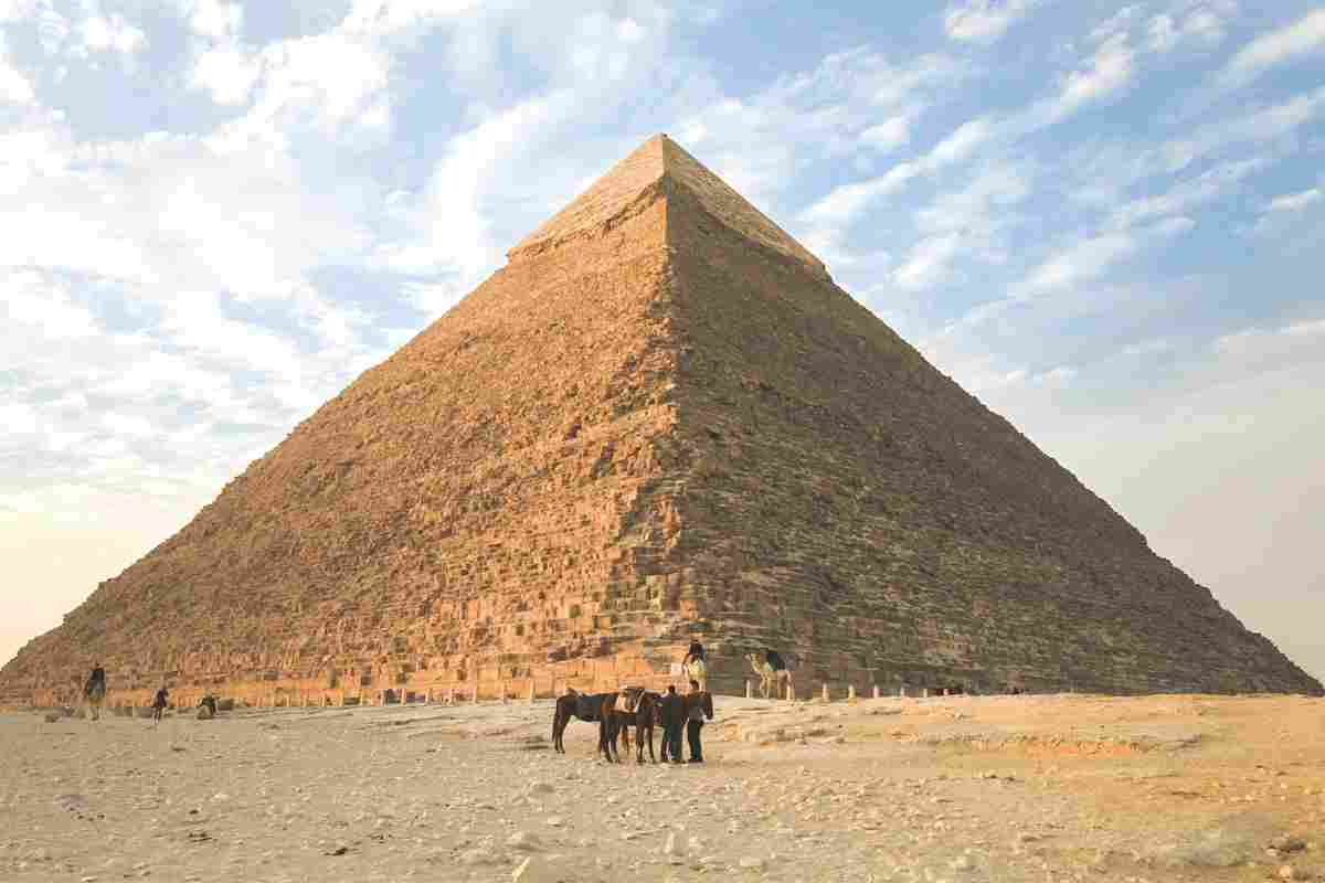 Про чарівні властивості пірамід