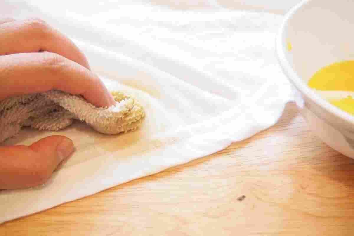 Як прибрати віск з тканини