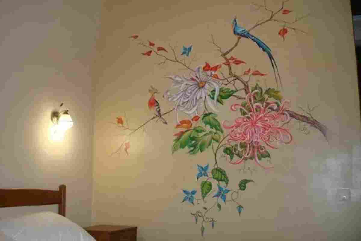 Як намалювати квітку на стіні