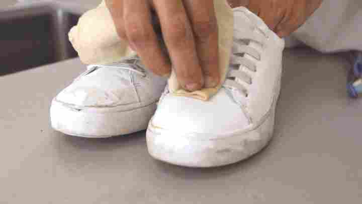 Як чистити біле взуття