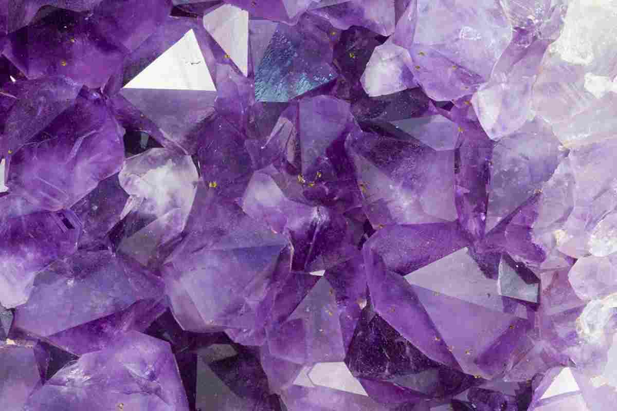 Як називається фіолетовий камінь