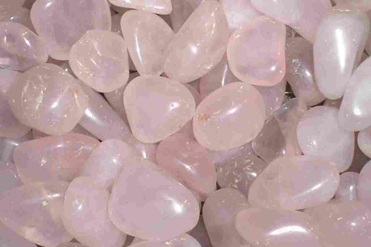 Як називається рожевий камінь