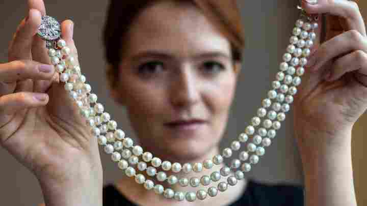 Як правильно носити перлові буси