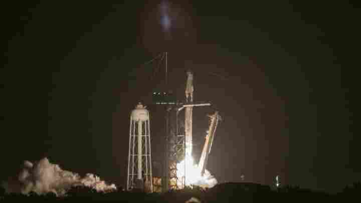 Ілон Маск очікує першу пілотовану місію SpaceX в період з квітня по червень