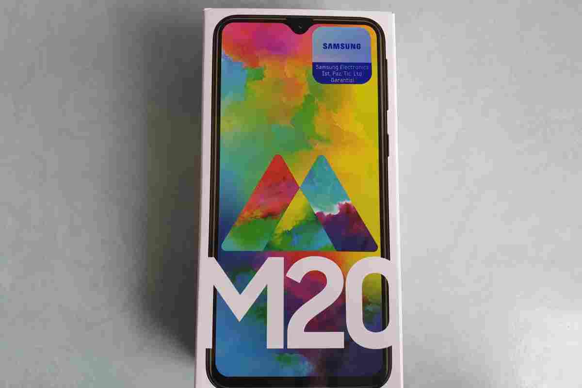 Samsung працює над оновленою версією смартфона Galaxy M20