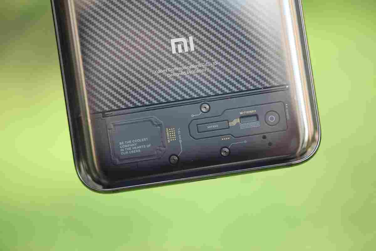 Псевдопрозорий дизайн Xiaomi Mi 9 Explorer Edition допомагає у відведенні тепла