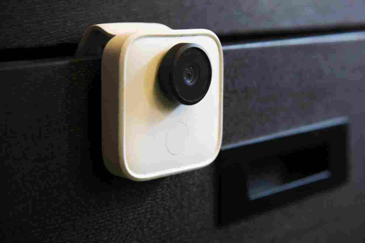 Google Clips - компактна 12-Мп камера, яка фотографує сама "