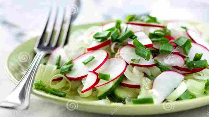 Салат з редисок і огірка