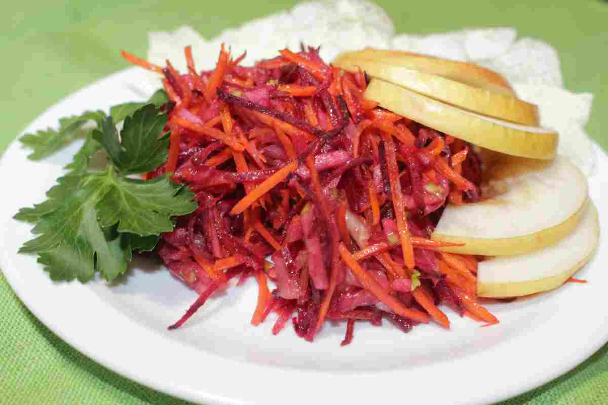 «Салат зі свіжої капусти, буряка, моркви і дайкону»