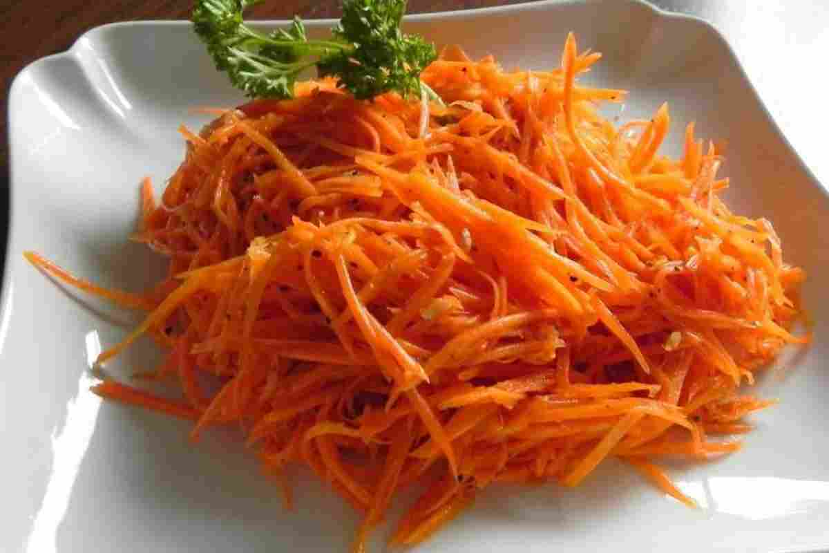 Салат з моркви з родзинкою і волоським горіхом