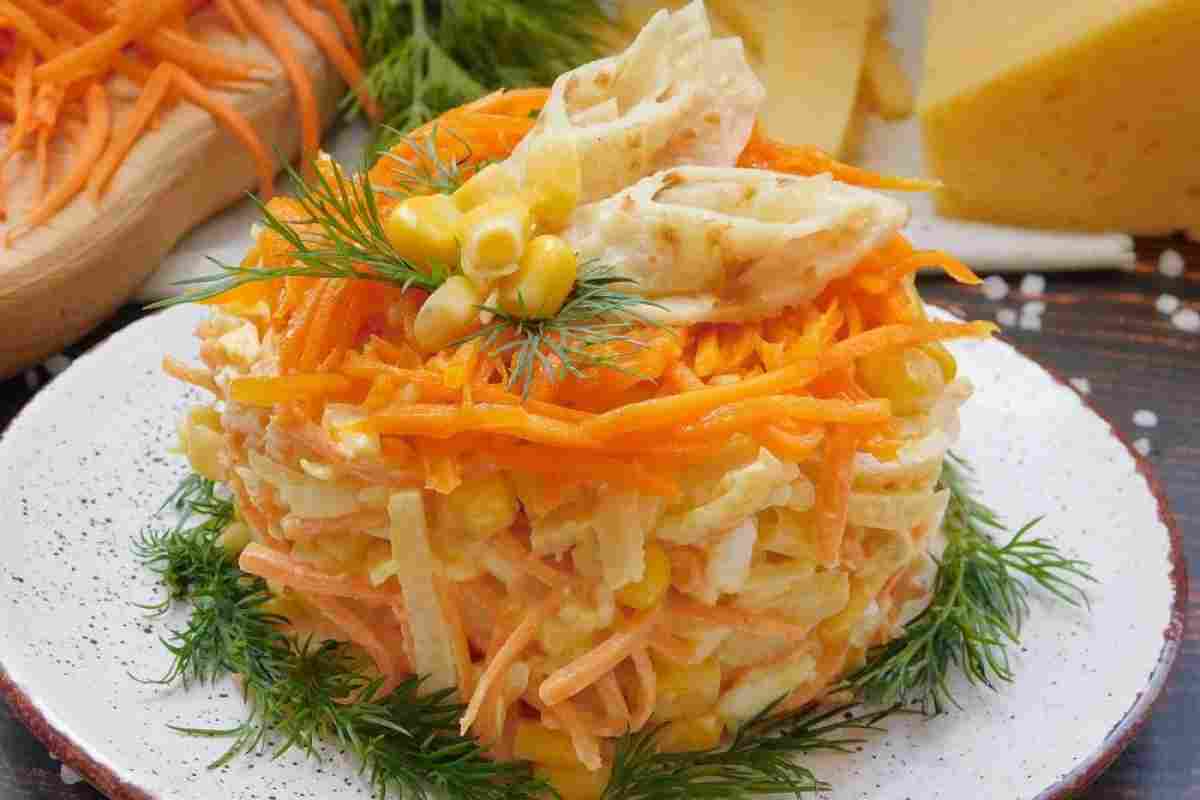 Салат з моркви з сиром і яйцем