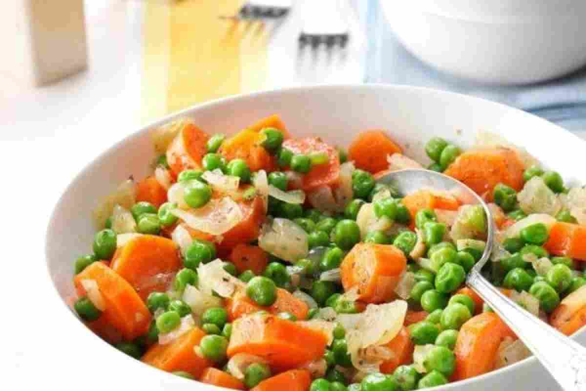 Салат з моркви з зеленим горошком