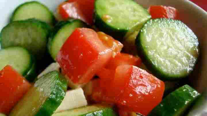 Салат з огірків і помідор з соняшниковою олією