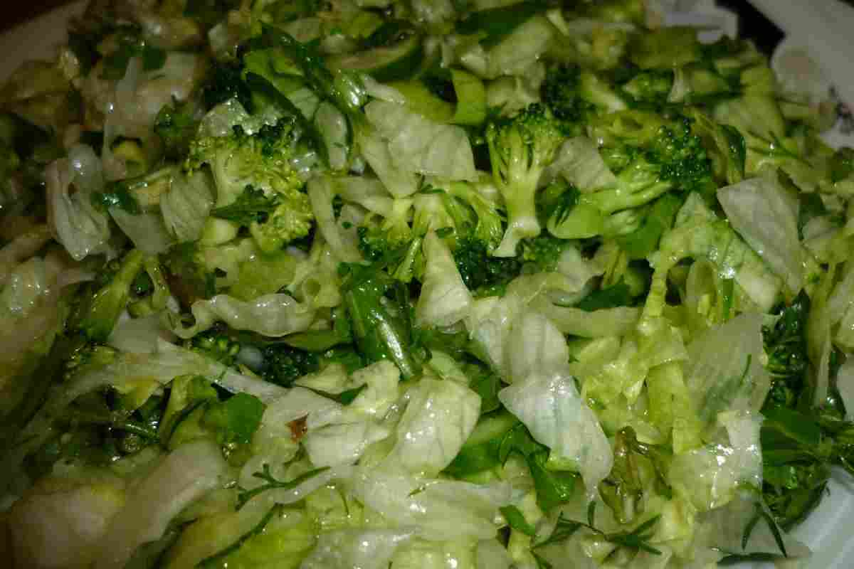 Салат зі свіжого кабачка з огірком