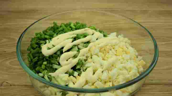 Салат з огірка з зеленою цибулею і вареним яйцем