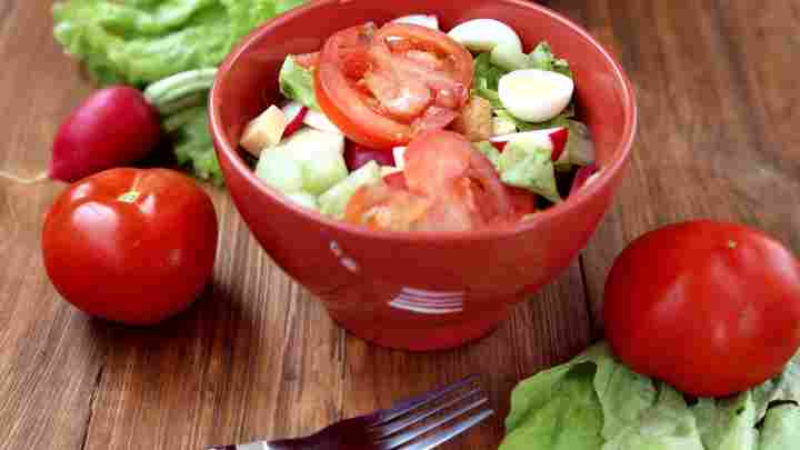 Салат з помідорів з шинкою