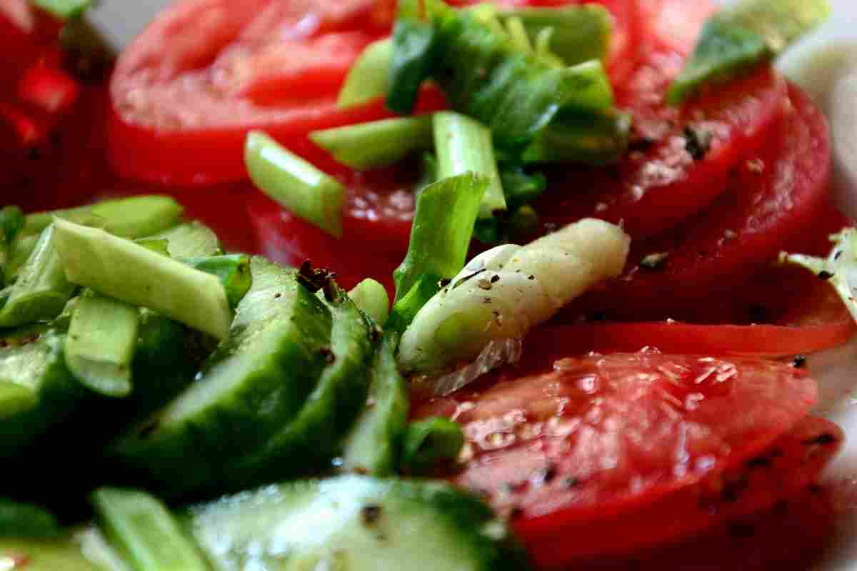 Салат з помідорів з огірком