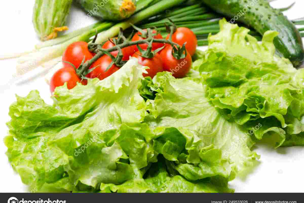 Салат з помідор і зеленої цибулі