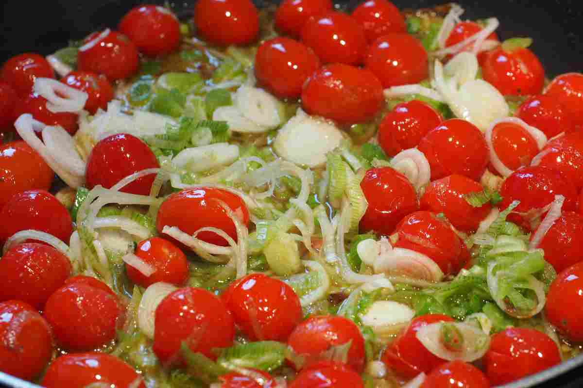 Салат із томатів із зеленою цибулею