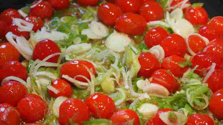 Салат із томатів із зеленою цибулею