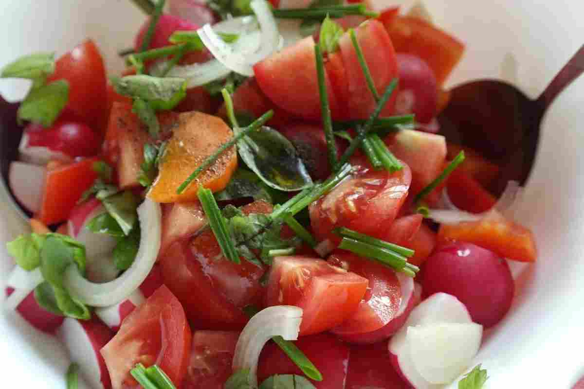 Салат з помідор і хурми