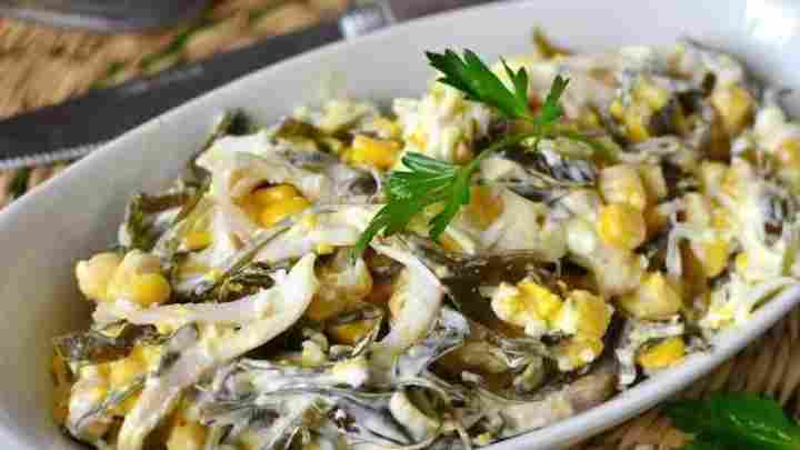 Салат з морської капусти з кальмарами