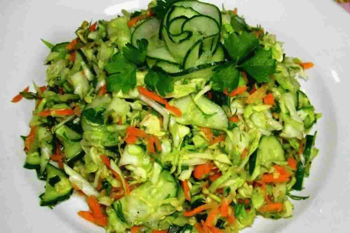 Салат овощной с капустой.
