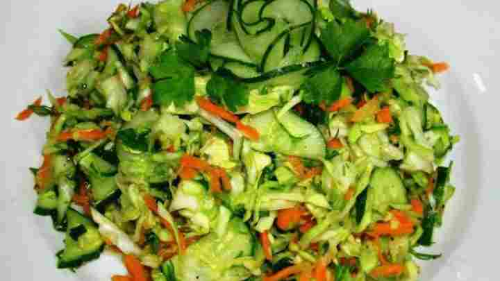 Салат овощной с капустой.