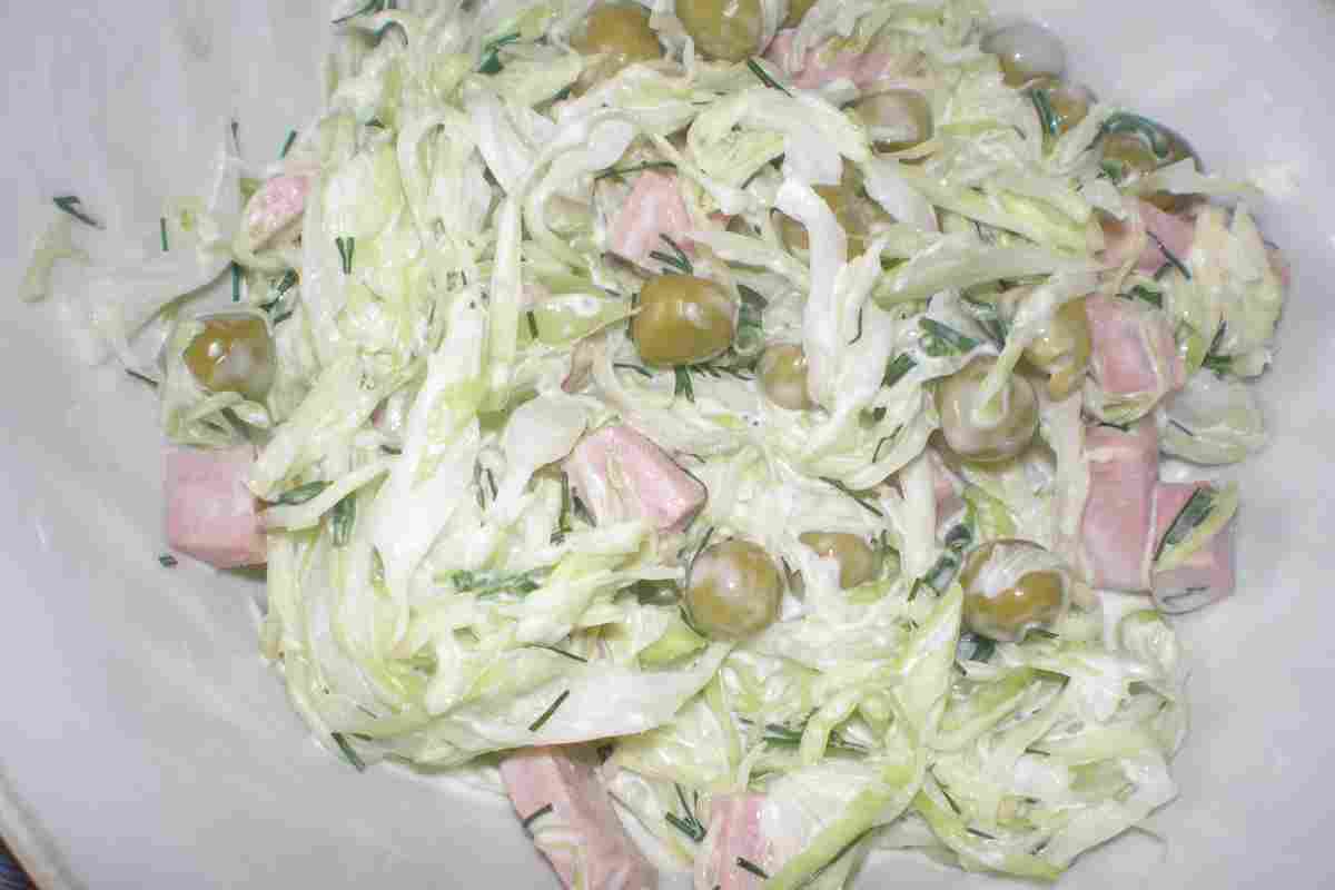Салат капустний з салями