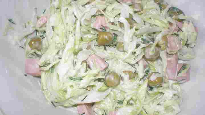 Салат капустний з салями