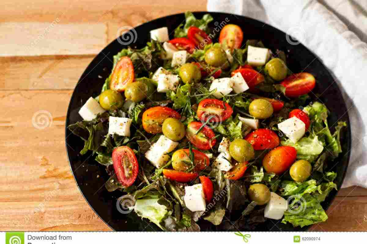 Салат овощной с моцареллой и оливками.