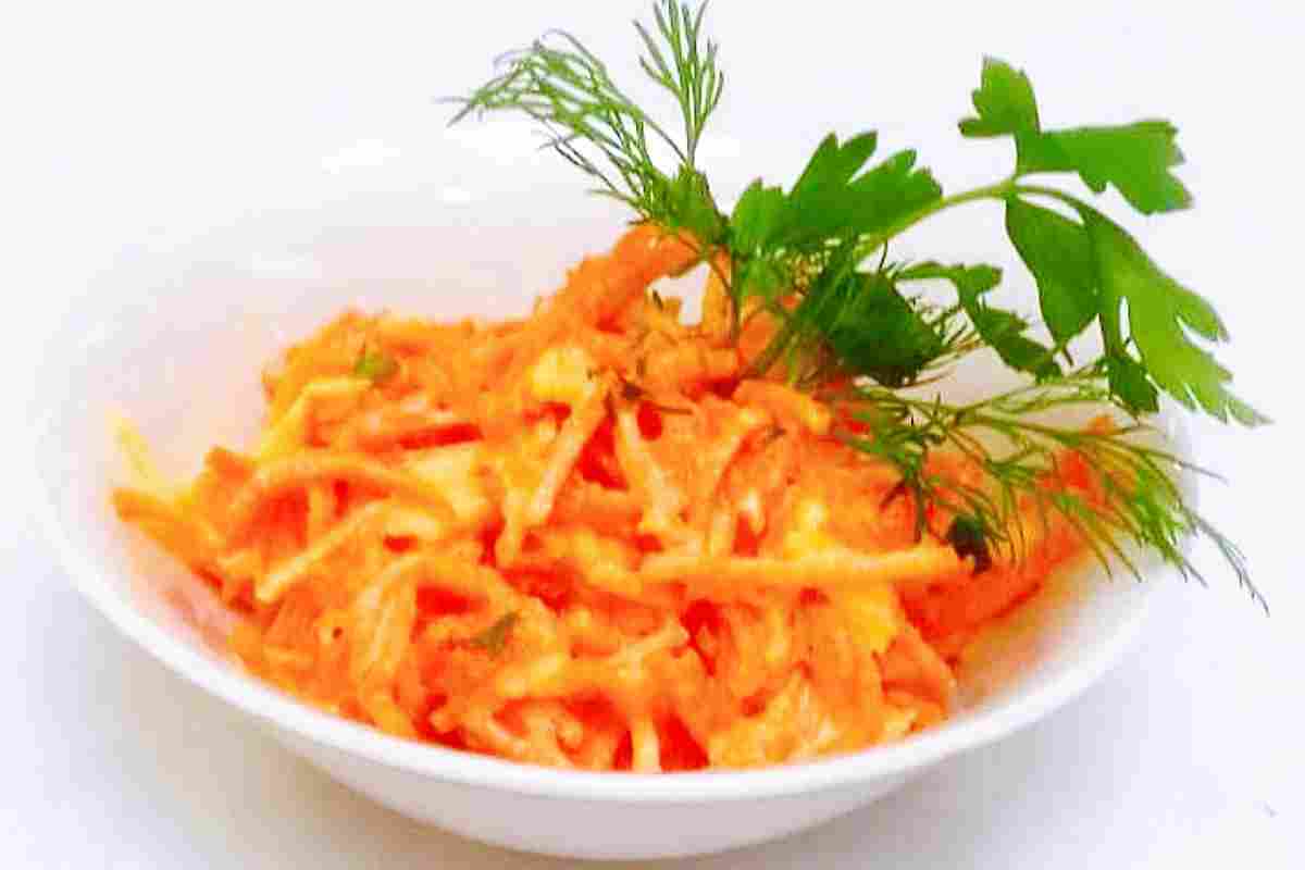 Салат морковь с сыром и чесноком.