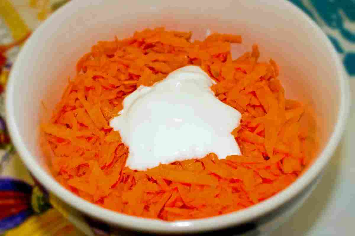 «Салат морковь с курагой, заправленный сметаной 10%»
