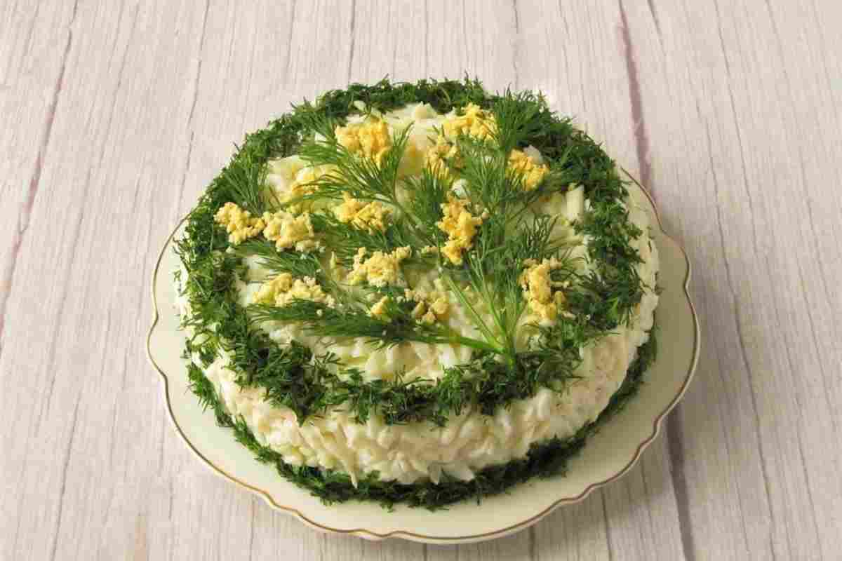 Салат Мимоза с тертым сыром и зеленью.