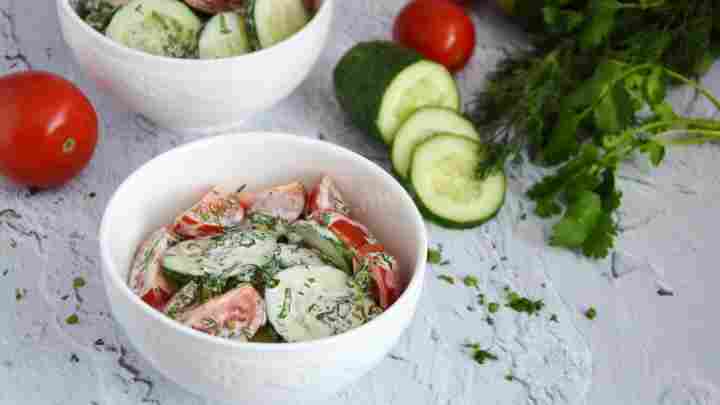 Салат овощной со сметаной.