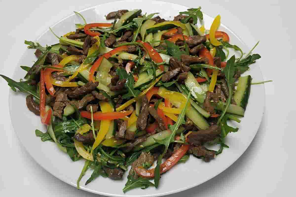 Салат Мясной с овощами