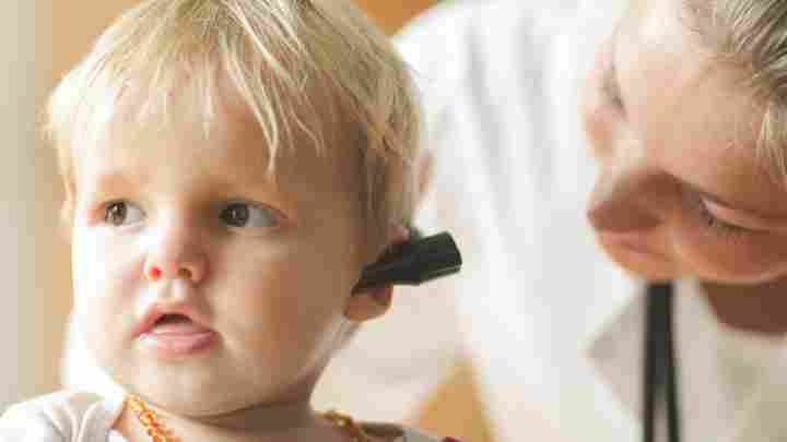 Проколювання вух маленьким дітям